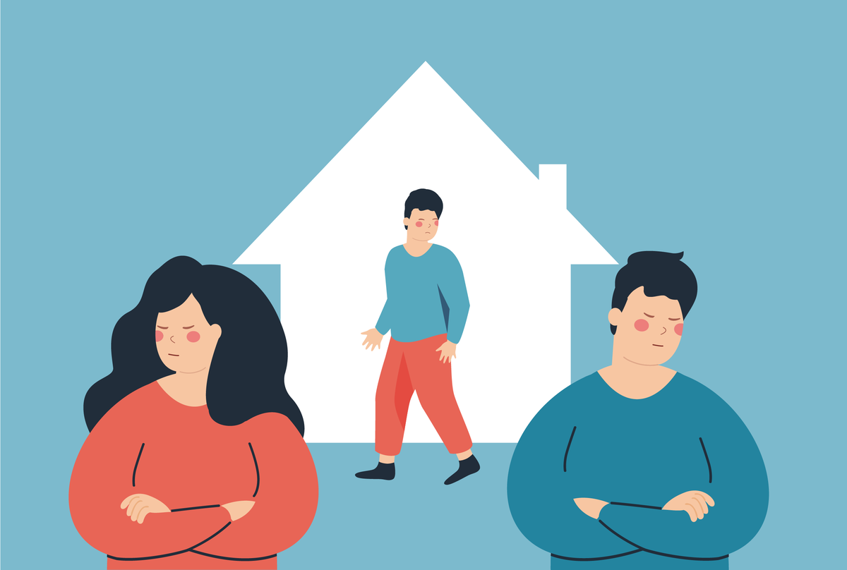 Na obrazku dwóch dorosłych odwróconych do siebie tyłem. W tle widać smutne dziecko.